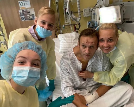 Alexei Navalnîi- un selfie cu familia sa la spitalul Charite din Berlin (15 septembrie 2020) Sursa: @navalny/AFP - Getty Images