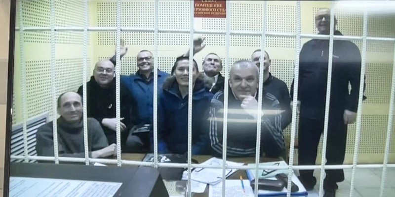 Opt membri ai Organizației religioase „Martorii lui Iehova” condamnați la închisoare, la aflarea sentinței tribunalului (martie 2024). Sursa: UPI