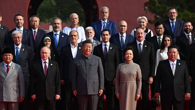 Năstase şi Dăncilă pozează mândri alături de Putin, Xi Jinping și Kim Jong Un, la parada militară din China, în conclavul dictatorilor!