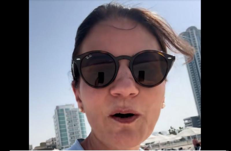 Aflată la shopping în Dubai, Anca Alexandrescu le-a cerut „patrioților” să se uite 3 ore la un ecran gol!