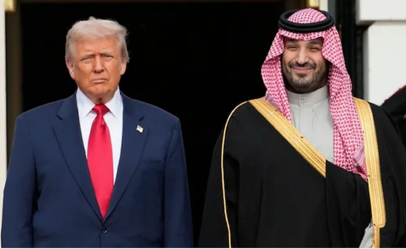 VIDEO. Declarație dementă a lui Trump: „Nu s-a gândit că va trebui să mă pupe în fund!”. Cel jignit e prințul moștenitor al Arabiei Saudite. Trump distruge toate parteneriatele Americii