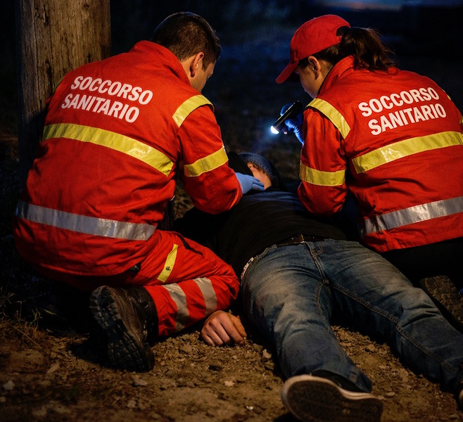 Un român din Italia a urcat pe stâlpul de înaltă tensiune să fure cablurile de cupru, dar a căzut de la 15 metri și a murit. Avea 28 de ani
