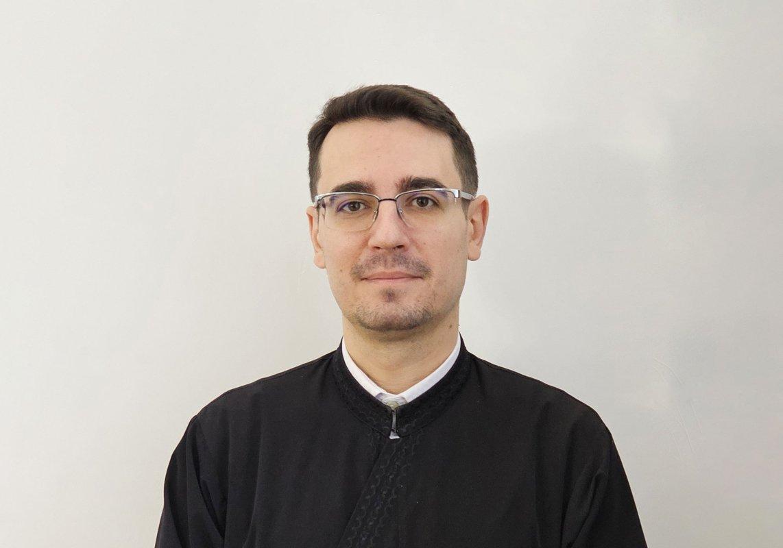Pr. Adrian Agachi - comunicatorul oficial al Patriarhiei Române. FOTO: Doxologia